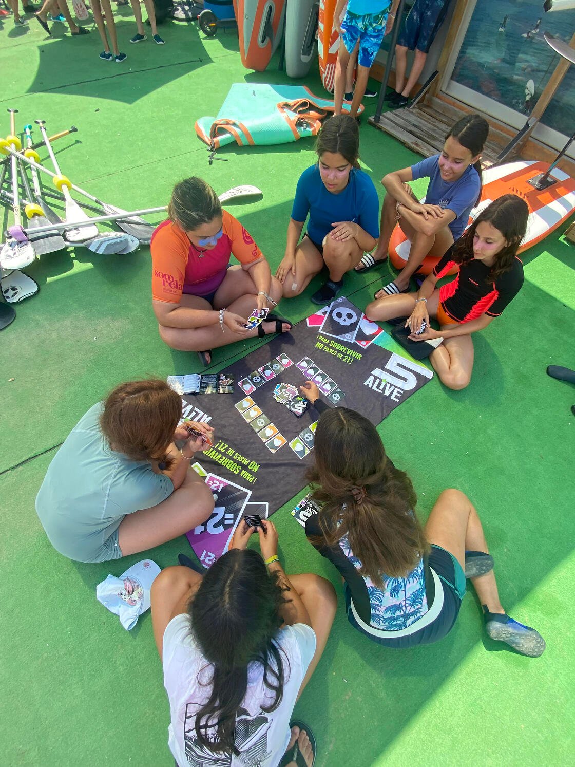 5 ALIVE: El juego de cartas que llena de diversión los campamentos de verano 3