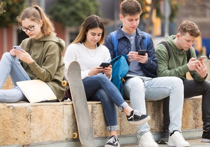 Descifrando el Slang Digital: Simp, Slay y Estar Salty en Simp, slay o estar salty: expresiones propias del slang digital de los menores que muchos padres desconocen