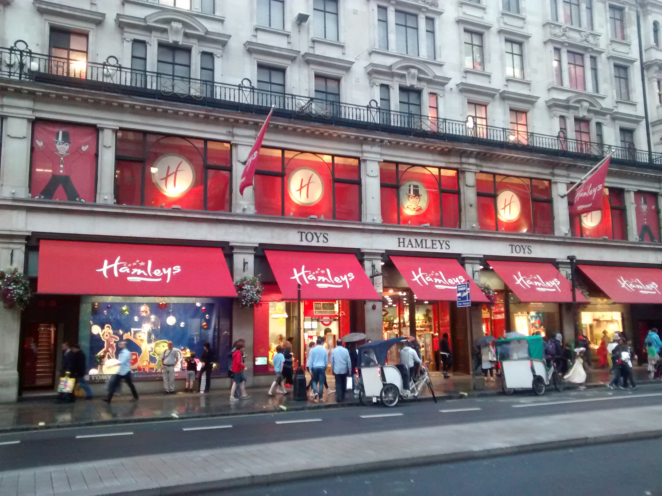 La jugueteria Hamleys llega a España - Fachada Frontal de Londres