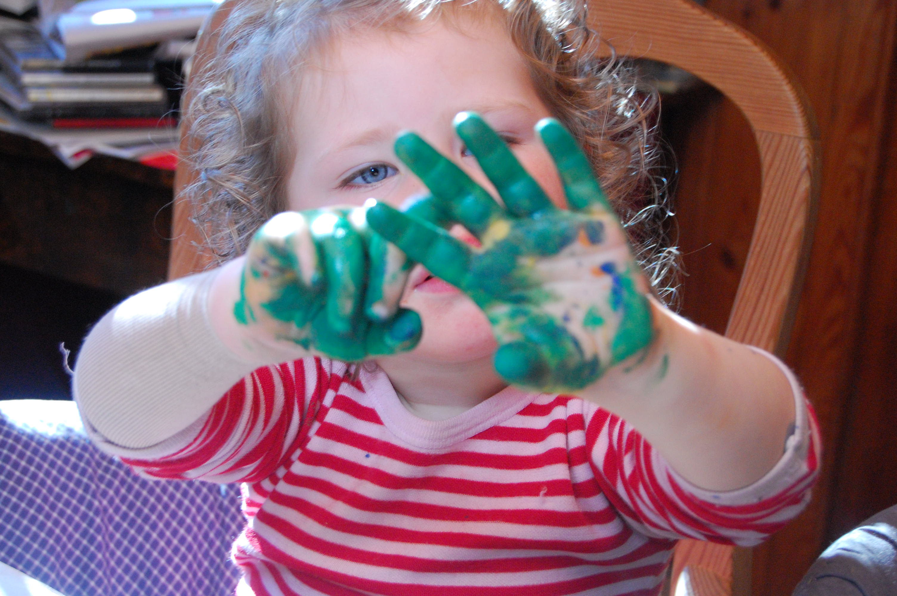 ¿Cómo hacer pintura casera para los dedos?